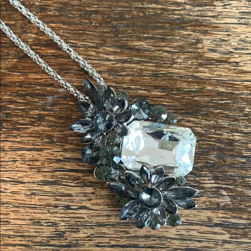 Gray & clear floral necklace 🌸